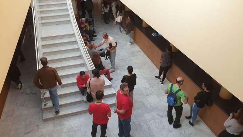 Imagen de archivo de ciudadanos esperando para tramitar asuntos en el Ayuntamiento de Telde (Foto TA)